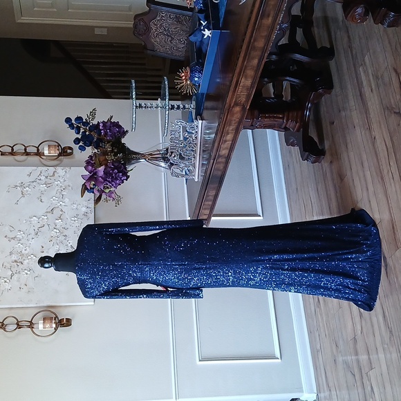 New Mac Duggal Embellished Midnight  Long Sleeves Gown. Size 4 - Picture 8 of 17
